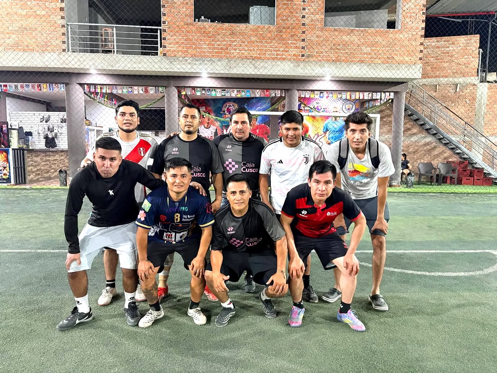 Equipo posando en la cancha de La Premier