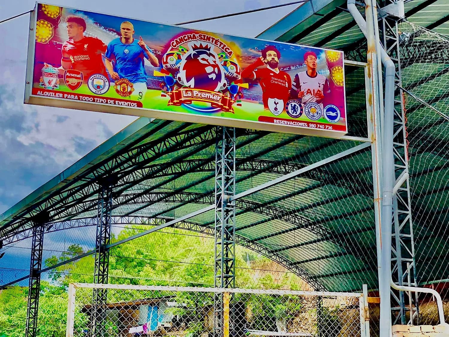 Letrero de la entrada de La Premier