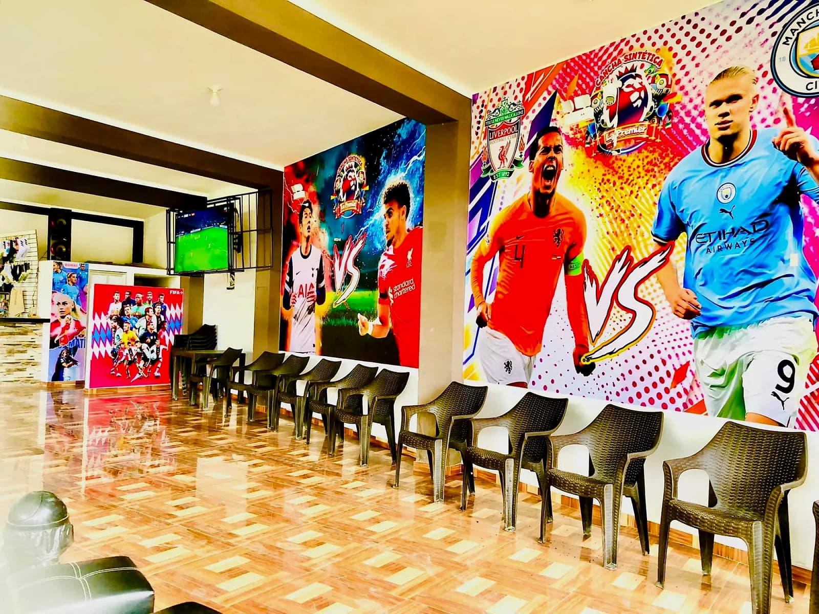 Zona de espera con TV y murales